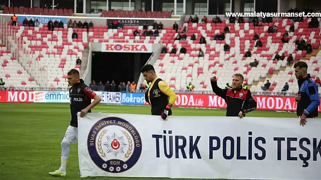 Sivassporlu futbolcular maça polis kıyafetiyle çıktı