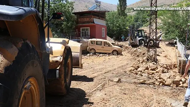 Sulama kanalı patladı, evler su altında kaldı