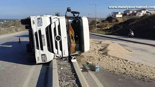Sultangazi'de tuz yüklü tır yola devrildi: 1 yaralı