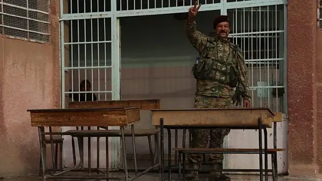 Suriye Milli Ordusu Resulayn'de bulunan okulların tamir ve tadilatını yapıyor