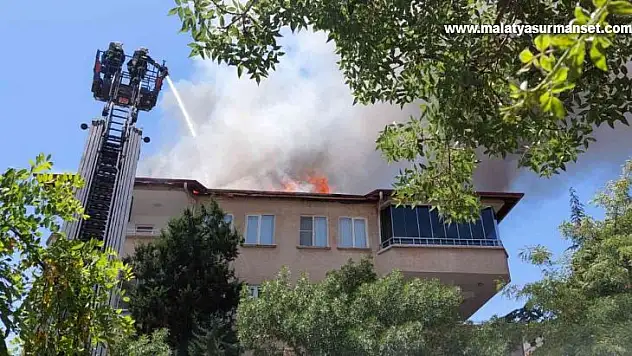 Tadilat sırasında çatı alev aldı, binadakiler büyük korku yaşadı