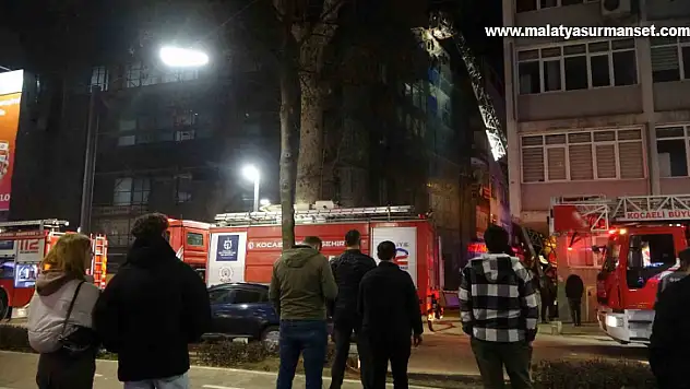 Tadilat yapılan binada çıkan yangını film izler gibi izlediler