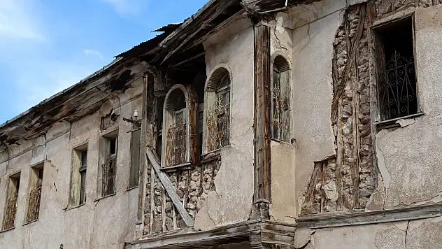 Tarihi Konaklar Yıkılmayı Beklemiyor, Kurtarılmayı Bekliyor!