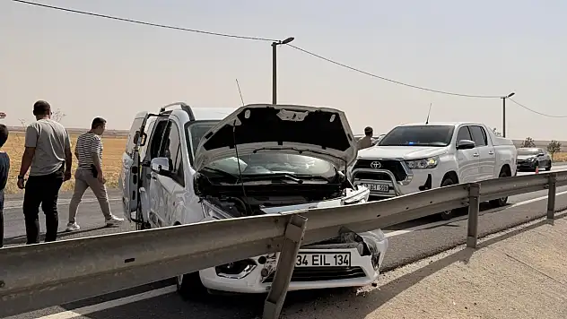 Ticari Araç ile Otomobil Çarpıştı 5 Yaralı