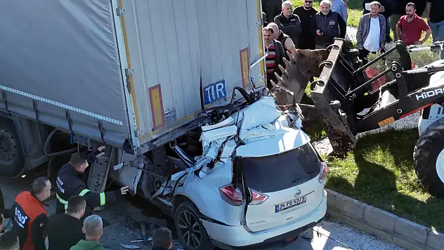Tır Altına Giren Otomobilde Öğretmen Sürücü Can Verdi