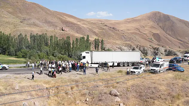 Tır ve Araç Çarpıştı Olay Yerinde 3 Kişi Öldü