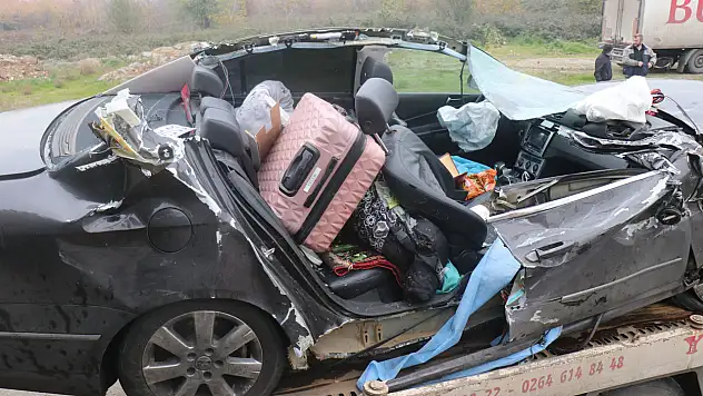 Tıra arkadan çarpan araç kağıt gibi ezildi: 1 ölü, 1 yaralı