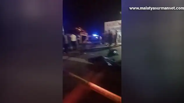Tırla Çarpışan Hafif Ticari Araçtaki 4 Kişi Öldü 3 Kişi Yaralandı