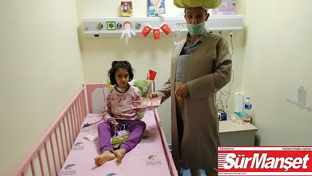 Tiyatro sanatçısından lösemili çocuklara moral ziyareti