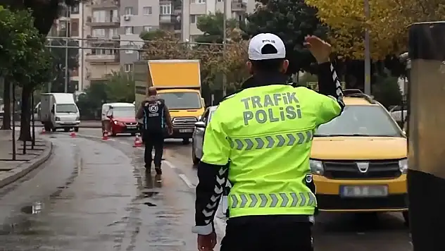 Trafik mi Kaos mu? Adana'da Her 10 Sürücüden Biri Cezalık!