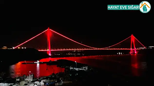 Türkiye'nin Sembol Bina Ve Tarihi Yapıları Kızılay İçin Kırmızı Işıkla Aydınlandı