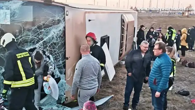 Ukraynalı mültecileri taşıyan otobüs Litvanya'da devrildi: 12 yaralı