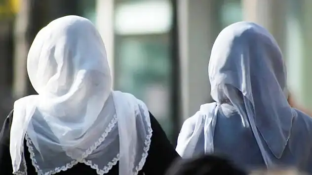 Üniversite Öğrencilerine Başörtüsü Yasağı Mı Geliyor?
