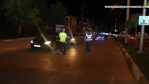 Uygulamada 894 kişinin kimliği kontrol edildi