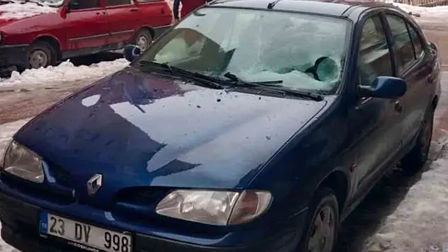 Üzerine buz düşen aracın camı kırıldı