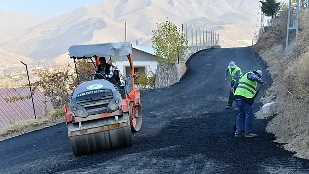Yeşilyurt Belediyesi, Banazı'nın yollarını yeniliyor