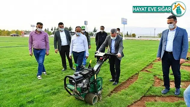 Yeşilyurt Belediyesi, rulo çimlerini kendi üretiyor