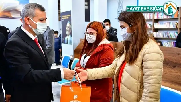 Yeşilyurt'ta öğrencilere deneme seti hediyesi