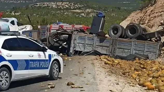 Yolcu Otobüsü İle Kavun Yüklü Kamyon Çarpıştı! 3 Ölü 7 Yaralı