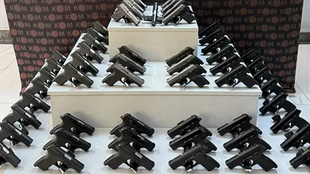 Yolcunun valizinden 55 ruhsatsız silah çıktı