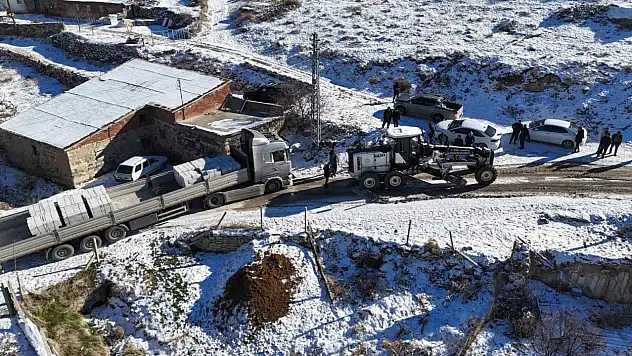 Yolda mahsur kalan tır, ekipler tarafından kurtarıldı