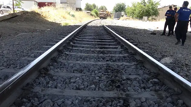 Yolun Karşısına Geçmek İsteyen Yayaya Tren Çarptı!