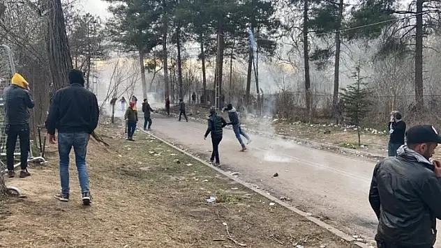 Yunanistan'dan mültecilere sert müdahale