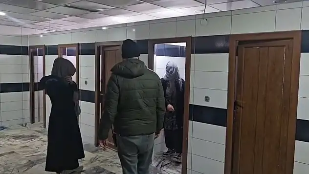 Zabıtadan kaçan dilenciler cami tuvaletinde yakalandı
