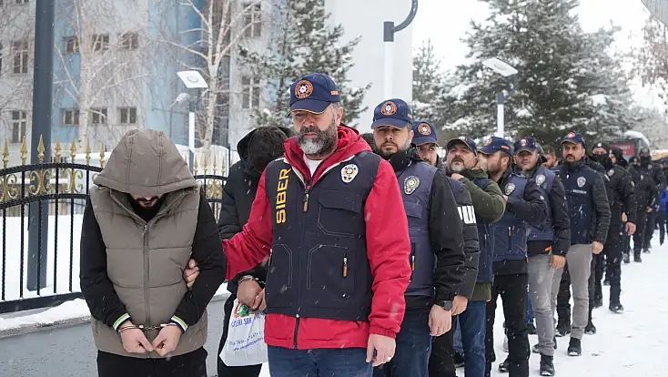 Gerçeğinden Ayırt Edilemeyen Sitelerle 43 Kişi Nasıl Tuzaklandı?