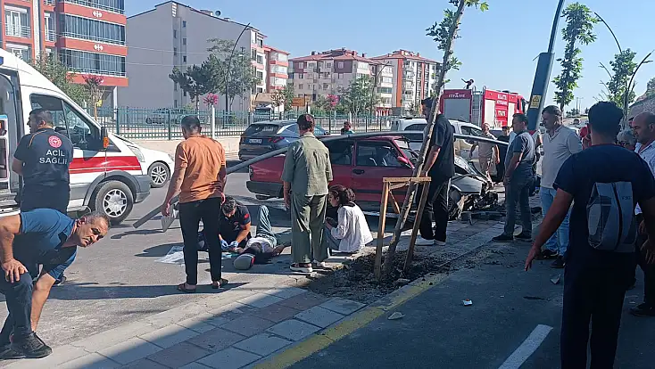 Malatya’da Otomobil Aydınlatma Direğine Çarptı 4 Yaralı
