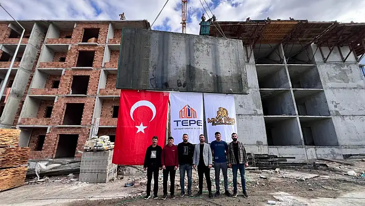 Malatya Güven Sitesi’nde Beton İşleri Tamamlandı İşçiler Halayla Kutladı