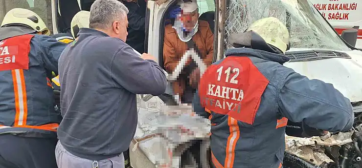 Adıyaman'da tır ile minibüs çarpıştı: 7 yaralı