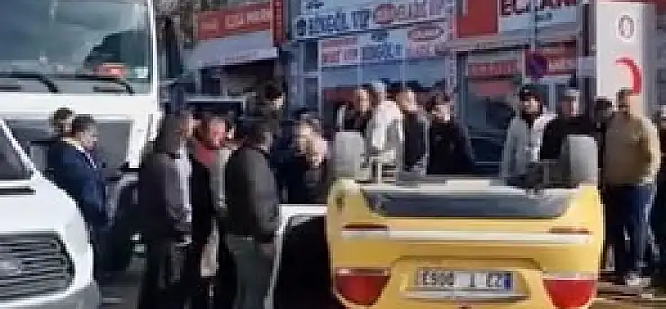 Beton mikseri ile çarpışan taksi ters döndü: 1 yaralı