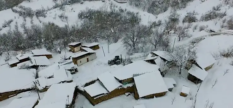 Kar ve tipi ulaşımı olumsuz etkiledi: 12 köy yolu kapandı
