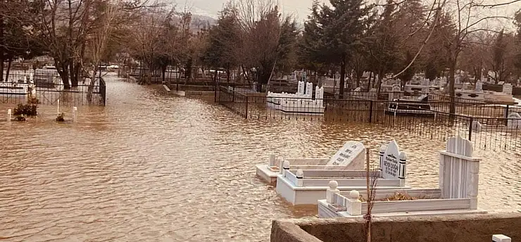 Mezarlık sular altında kaldı