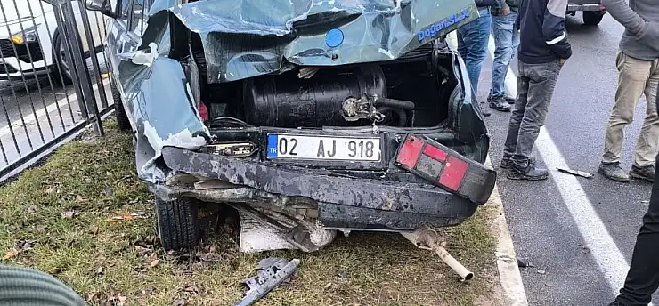 Yayaya yol vermek isterken çarpıştılar: 3 yaralı