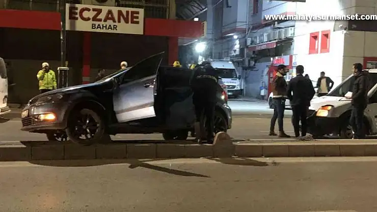 'Dur' ihtarına uymayan sürücü kaza yapıp refüje çıktı