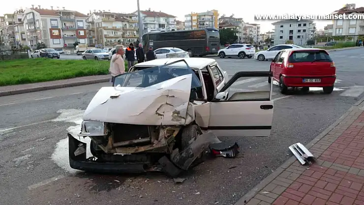 'Dur' levhasına uymayan otomobil ortalığı savaş alanına çevirdi:1 yaralı