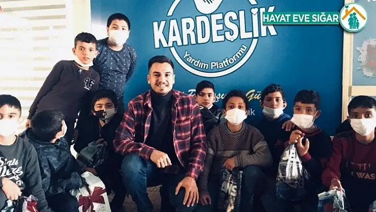 'Göçmen değil kardeşiz' sloganı ile yardıma konuşuyorlar