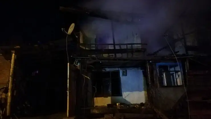 2 katlı ev yangında kül oldu