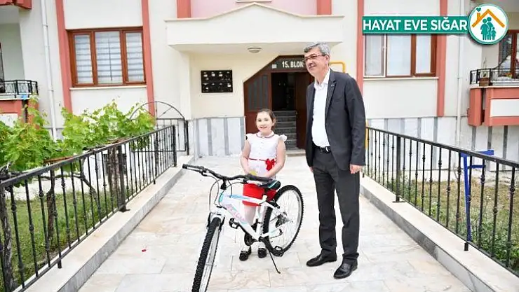 'Öğrenciler Evden Yarışıyor' etkinliğinin ikinci etap birincileri hediyelerini Başkan Kaplan'dan aldı