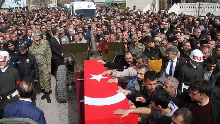 'Şehit olmak kalbime doğuyor' diyen İdlib şehidini son yolculuğuna binler uğurladı