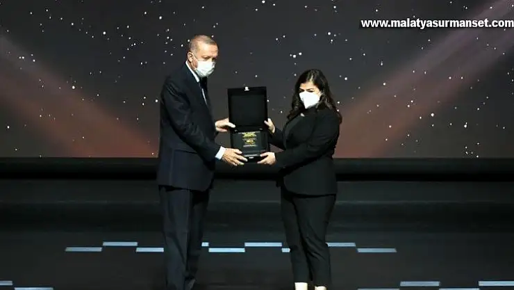 'Yılın Doktora Tezi' Ödülü alan araştırmacılara Rektör Kızılay'dan tebrik