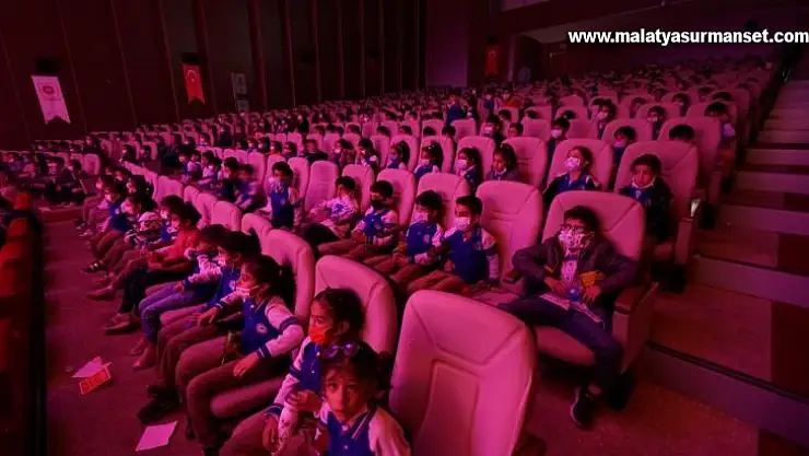 'Yunus diye' isimli tiyatro oyunu miniklerle buluştu