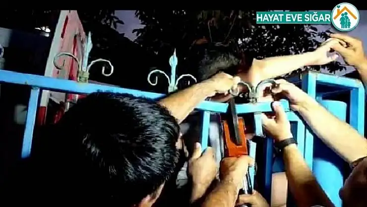 10 yaşındaki çocuğun koluna demir korkuluk saplandı