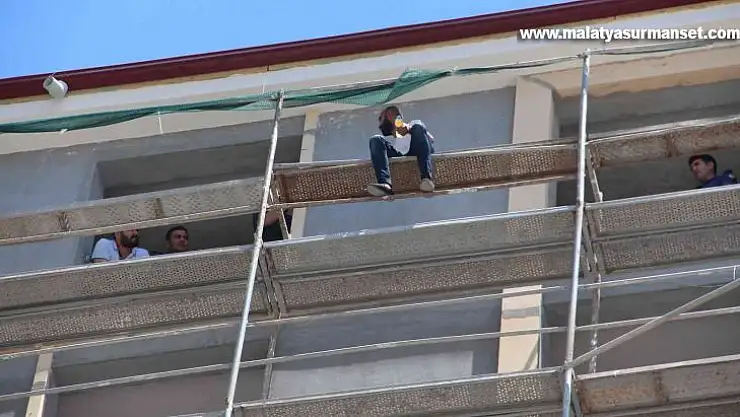 11'inci kata çıkıp atlamak istedi, polis ikna etti