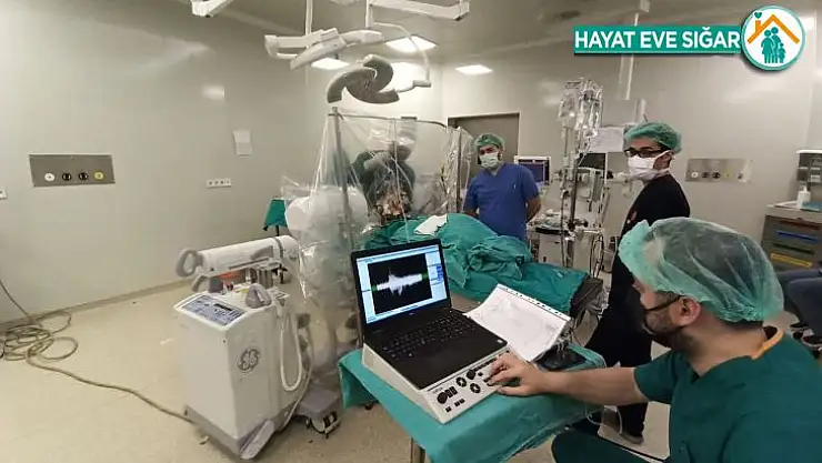 11 yaşındaki çocuğa, uyanıkken beyin pili takıldı