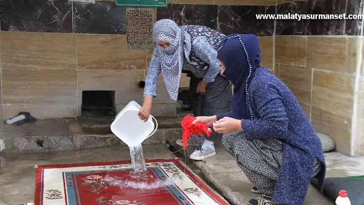 110 yıllık çeşmede bayram öncesi halılar yıkanmaya başlandı