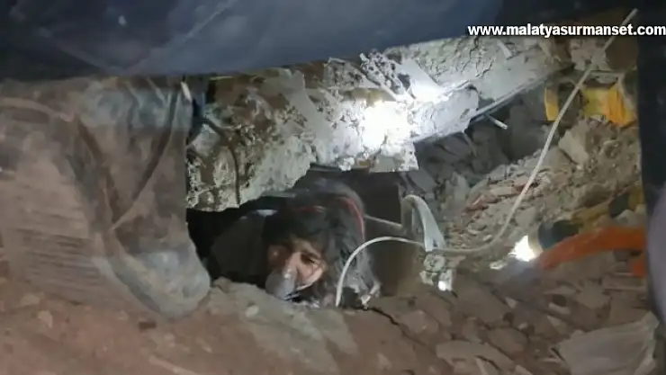 12 yaşındaki Aysima 42 saat sonra enkaz altından kurtarıldı