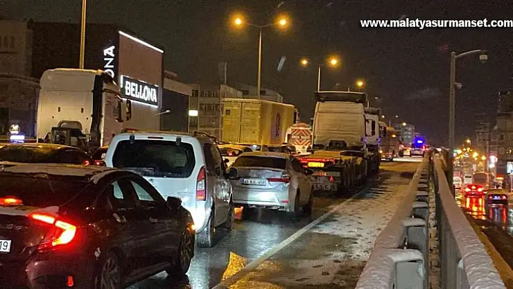 13 aracın karıştığı trafik kazasında yol, 1 saat sonra trafiğe açıldı
